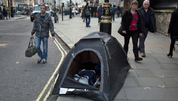 ইংল্যান্ডে রাস্তায় ঘুমাচ্ছে গৃহহীন মানুষজন