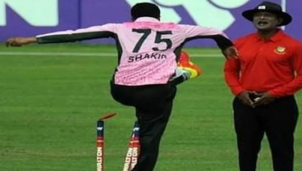 ক্রিকেটার সাকিব আল হাসান লাথি দিয়ে স্টাম্প ফেলে দিচ্ছেন