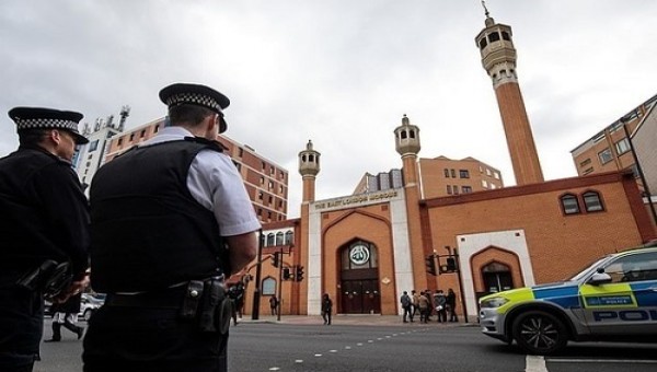 যুক্তরাজ্যে নামাজের গণ্ডি পেরিয়ে জীবনরক্ষার আশ্রয়স্থল মসজিদ
