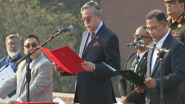 দেশের ১১তম প্রধানমন্ত্রী হিসেবে শপথ নিয়েছেন বিএনপি চেয়ারম্যান তারেক রহমান। 