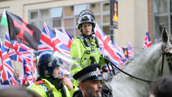 যুক্তরাজ্যে কট্টর ডানপন্থি ও ইসলামবিরোধী সংগঠন &lsquo;ব্রিটেন ফার্স্ট&rsquo;-এর ডাকা সমাবেশকে কেন্দ্র করে উত্তেজনাপূর্ণ পরিস্থিতির সৃষ্টি হয়েছে।