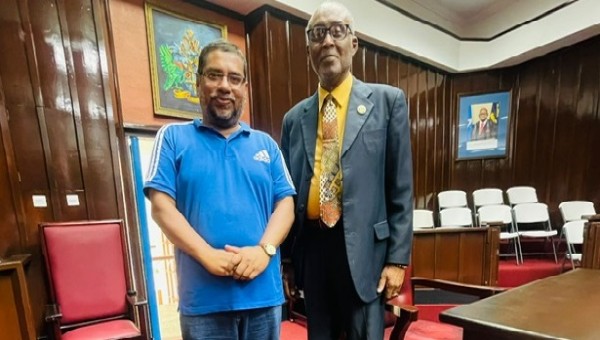 সেন্ট লুসিয়ার ন&zwj;্যাশনাল পার্লামেন্টের স্পীকার ক্লাউডিয়াস জেমস ফ্রান্সিস এমপি&rsquo;র সাথে ব&zwj;্যারিস্টার নাজির আহমদ