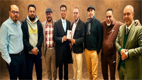 উইন্ডসর ক্যাসেলে প্রিন্স উইলিয়ামের হাত থেকে বিশিষ্ট একাউন্টেন্ট আবু তাহেরের এমবিই খেতাব গ্রহণ