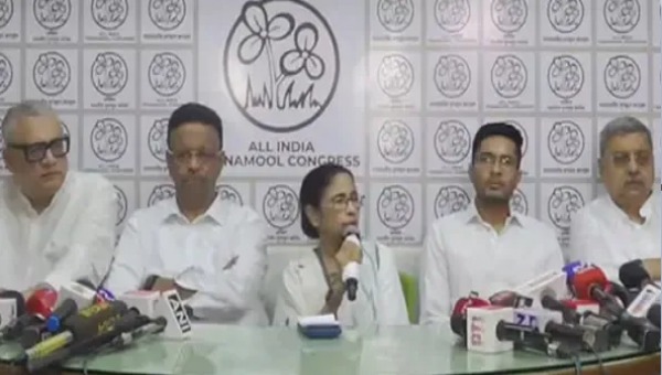 ভেঙে যাচ্ছে মমতার তৃণমূল কংগ্রেস